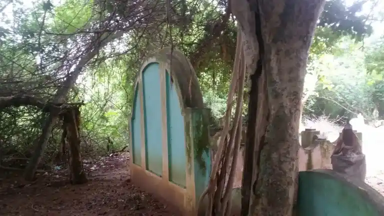 Arulmigu Aaladikkovil, Mela Arasarkulam - 614616 அருள்மிகு ஆலடிக்கோயில், மேலஅரசர்குளம், அறந்தாங்கி, புதுக்கோட்டை. கோயில், Mela Arasarkulam - 614616, Pudukkottai - Ancient Temple Architecture and History Image 2