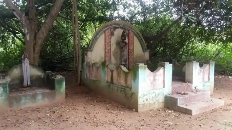 Arulmigu Aaladikkovil, Mela Arasarkulam - 614616 அருள்மிகு ஆலடிக்கோயில், மேலஅரசர்குளம், அறந்தாங்கி, புதுக்கோட்டை. கோயில், Mela Arasarkulam - 614616, Pudukkottai - Ancient Temple Architecture and History Image 3