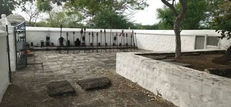 Arulmigu Aaladiyar Temple, Ilupaiyur - 621007 Arulmigu Aaladiyar Temple, Ilupaiyur - 621007, Thiruchirappalli - Ancient Temple Architecture and History Image 2