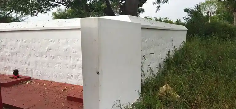 Arulmigu Aaladiyar Temple, Ilupaiyur - 621007 Arulmigu Aaladiyar Temple, Ilupaiyur - 621007, Thiruchirappalli - Ancient Temple Architecture and History Image 3