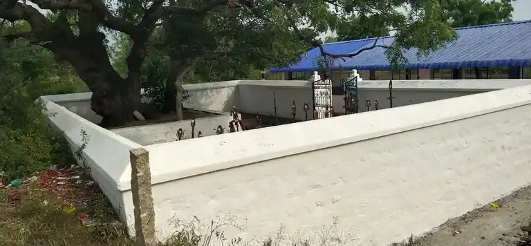 Arulmigu Aaladiyar Temple, Ilupaiyur - 621007 Arulmigu Aaladiyar Temple, Ilupaiyur - 621007, Thiruchirappalli - Ancient Temple Architecture and History Image 4