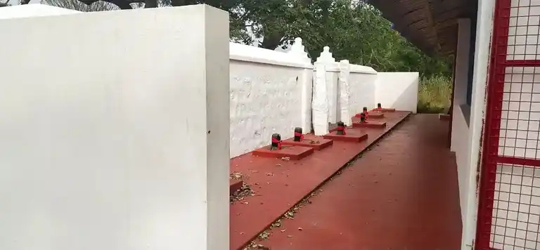 Arulmigu Aaladiyar Temple, Ilupaiyur - 621007 Arulmigu Aaladiyar Temple, Ilupaiyur - 621007, Thiruchirappalli - Ancient Temple Architecture and History Image 5