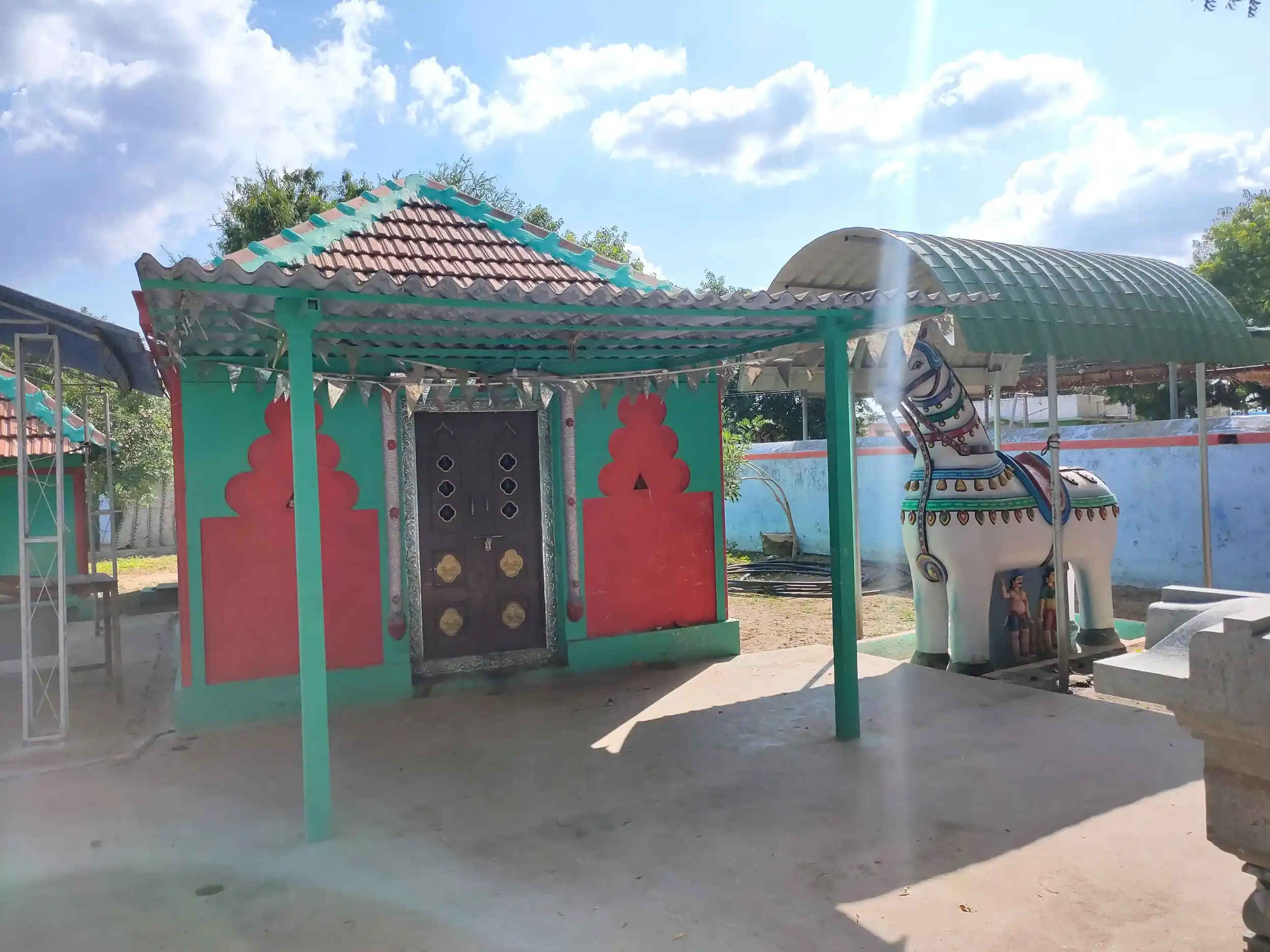 Arulmigu Adaikalam Katha Aiyanar Temple, Valaiyapalayam, V.Kallipalayam - 641664 அருள்மிகு அடைக்கலம் காத்த அய்யனார் திருக்கோயில், Valaiyapalayam, V.Kallipalayam - 641664, Tiruppur - Ancient Temple Architecture and History Image 2