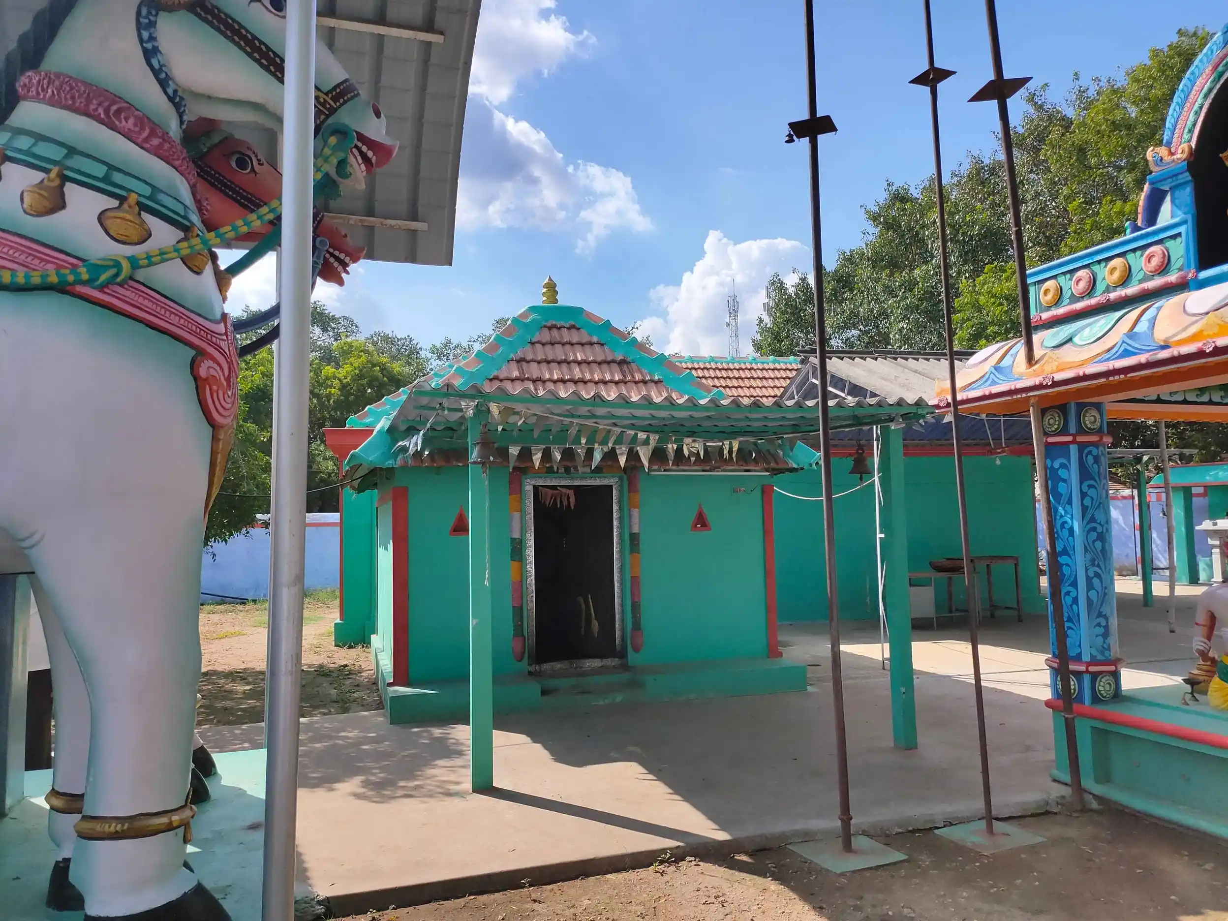 Arulmigu Adaikalam Katha Aiyanar Temple, Valaiyapalayam, V.Kallipalayam - 641664 அருள்மிகு அடைக்கலம் காத்த அய்யனார் திருக்கோயில், Valaiyapalayam, V.Kallipalayam - 641664, Tiruppur - Ancient Temple Architecture and History Image 3