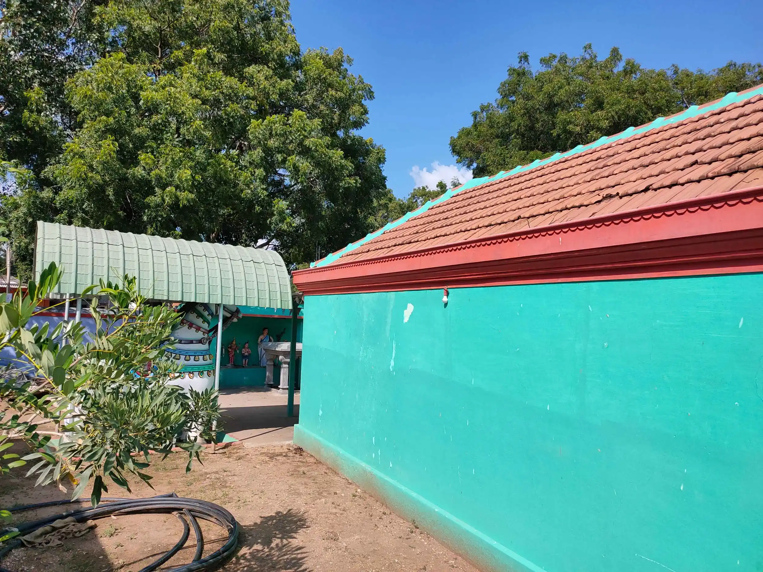 Arulmigu Adaikalam Katha Aiyanar Temple, Valaiyapalayam, V.Kallipalayam - 641664 அருள்மிகு அடைக்கலம் காத்த அய்யனார் திருக்கோயில், Valaiyapalayam, V.Kallipalayam - 641664, Tiruppur - Ancient Temple Architecture and History Image 4