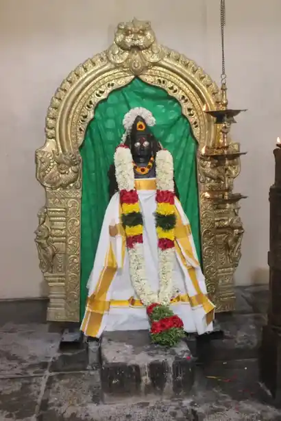 Arulmigu Adaikalamkatha Iyanar And Bathirakaliamman Temple, Madapuram - 630611 அருள்மிகு அடைக்கலம் காத்த அய்யனார் மற்றும் பத்திரகாளியம்மன் திருக்கோயில், மடப்புரம் - 630611, Sivagangai - Ancient Temple Architecture and History Image 4