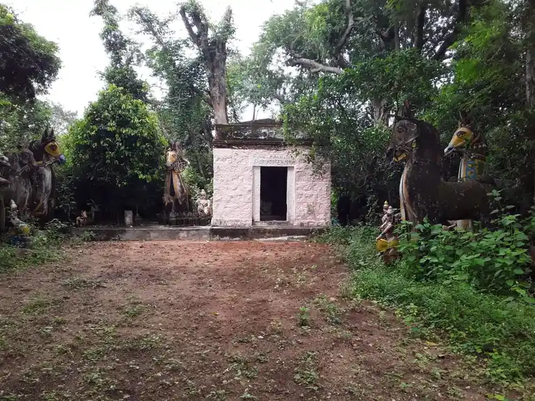 Arulmigu Adaikkalam Katha Ayyanar Temple, Pallapatti - 625103 அடைக்கலம் காத்த அய்யனார் திருக்கோயில், Pallapatti - 625103, Madurai - Ancient Temple Architecture and History Image 5