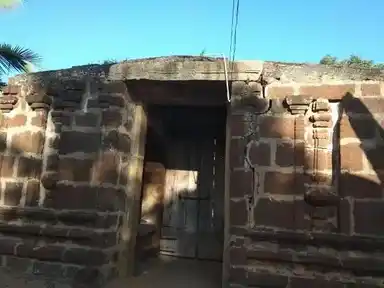 Arulmigu Adaveeswaran temple, Kulavaipatti, Alangudi Taluk - 622201 அருள்மிகு அடவீஸ்வரன் திருக்கோயில், குளவாய்ப்பட்டி, ஆலங்குடி வட்டம் - 622201, Pudukkottai - Ancient Temple Architecture and History Image 2