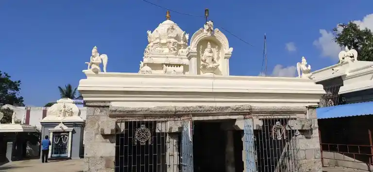 Arulmigu Alaguperumal Temple, Periapettai, Vaniyambadi - 635751 அருள்மிகு அழகு பெருமாள் திருக்கோயில், பெரியப்பேட்டை, வாணியம்பாடி - 635751, Thirupathur - Ancient Temple Architecture and History Image 2