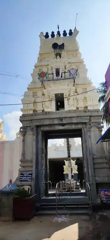 Arulmigu Alaguperumal Temple, Periapettai, Vaniyambadi - 635751 அருள்மிகு அழகு பெருமாள் திருக்கோயில், பெரியப்பேட்டை, வாணியம்பாடி - 635751, Thirupathur - Ancient Temple Architecture and History Image 3