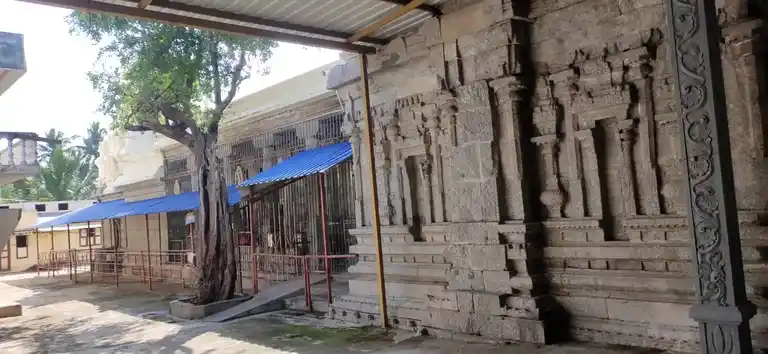 Arulmigu Alaguperumal Temple, Periapettai, Vaniyambadi - 635751 அருள்மிகு அழகு பெருமாள் திருக்கோயில், பெரியப்பேட்டை, வாணியம்பாடி - 635751, Thirupathur - Ancient Temple Architecture and History Image 4