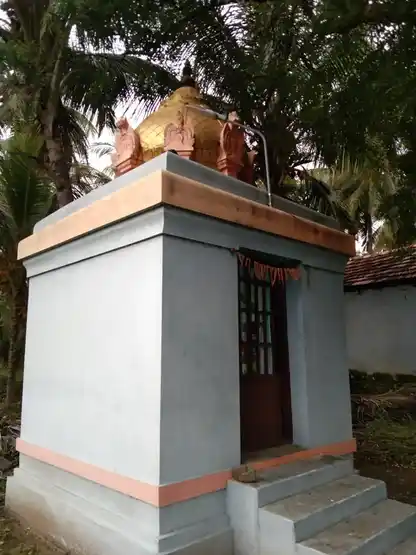 Arulmigu Alanthuraiamman Temple, Thirpalapatti, Theepalapatty - 642132 அருள்மிகு ஆலாந்துறையம்மன் திருக்கோயில், திரபலப்பட்டி, Theepalapatty - 642132, Tiruppur - Ancient Temple Architecture and History Image 2