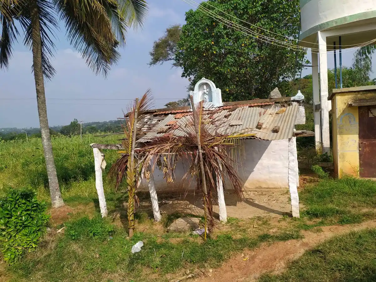 Arulmigu Anjaneya Swamy Temple, Komaranapalli - 635114 அருள்மிகு ஆஞ்சநேயசாமி திருக்கோயில், Komaranapalli - 635114, Krishnagiri - Ancient Temple Architecture and History Image 2