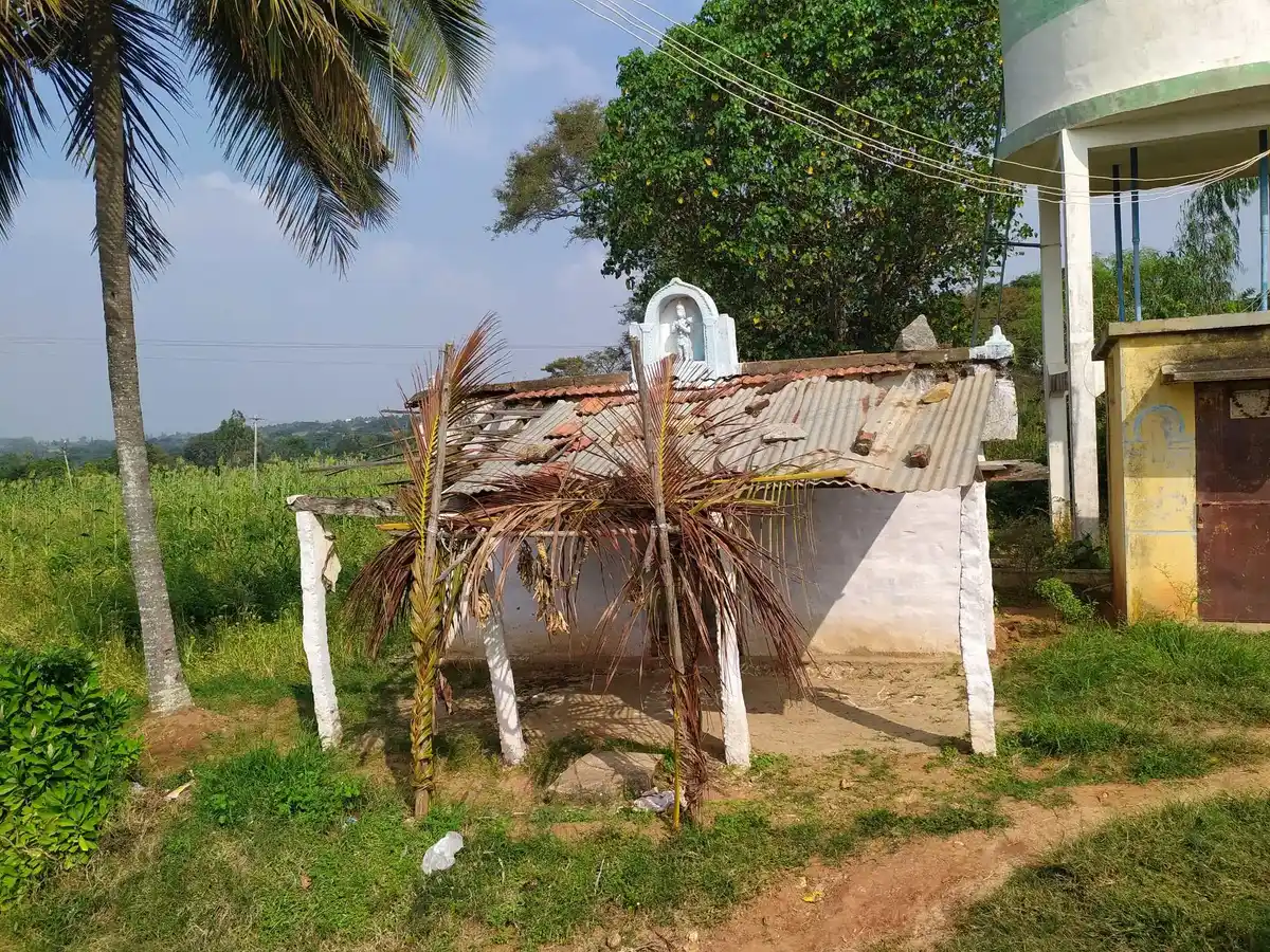 Arulmigu Anjaneya Swamy Temple, Komaranapalli - 635114 அருள்மிகு ஆஞ்சநேயசாமி திருக்கோயில், Komaranapalli - 635114, Krishnagiri - Ancient Temple Architecture and History Image 3
