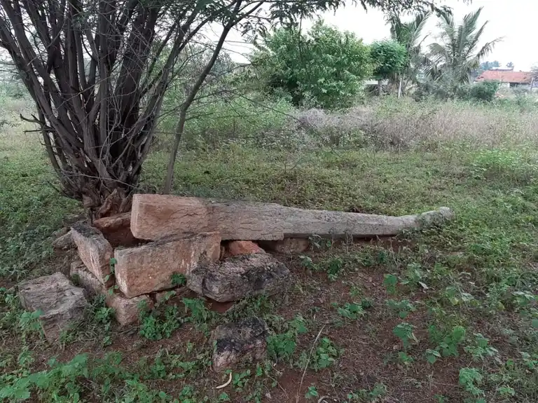 Arulmigu Anjumalai Bhomakkamman Malai Temple, Sovikkal - 624702 அருள்மிகு அஞ்சுமலை பொம்மக்கம்மன் மாலைகோயில்-சோவிக்கல் கிரமாம்,திண்டுக்கல். கோயில், Sovikkal - 624702, Dindigul - Ancient Temple Architecture and History Image 4