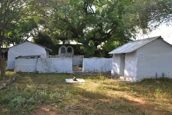 Arulmigu Annamar Swamy Temple, Karvazhi - 638151 அருள்மிகு அன்னமார் சுவாமி திருக்கோயில், - 638151, Karur - Ancient Temple Architecture and History Image 2