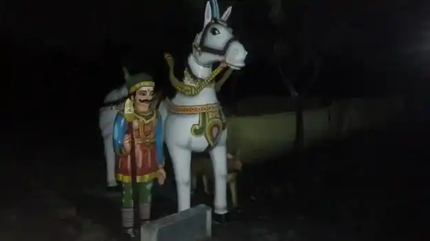 Arulmigu Aragalur Ayyanar Temple, Periyeri - 636101 அருள்மிகு ஆறகளூர் அய்யனார் திருக்கோயில், Periyeri - 636101, Salem - Ancient Temple Architecture and History Image 6