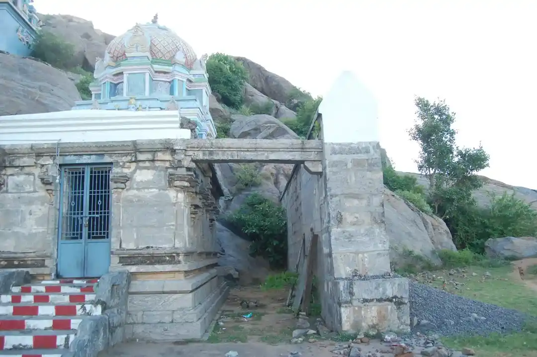 Arulmigu Aranganadhasamy Temple, Hill Top, Singavaram - 604202 அருள்மிகு அரங்கநாதசுவாமி திருக்கோயில், குன்றின் மேல், சிங்கவரம் - 604202, Viluppuram - Ancient Temple Architecture and History Image 3
