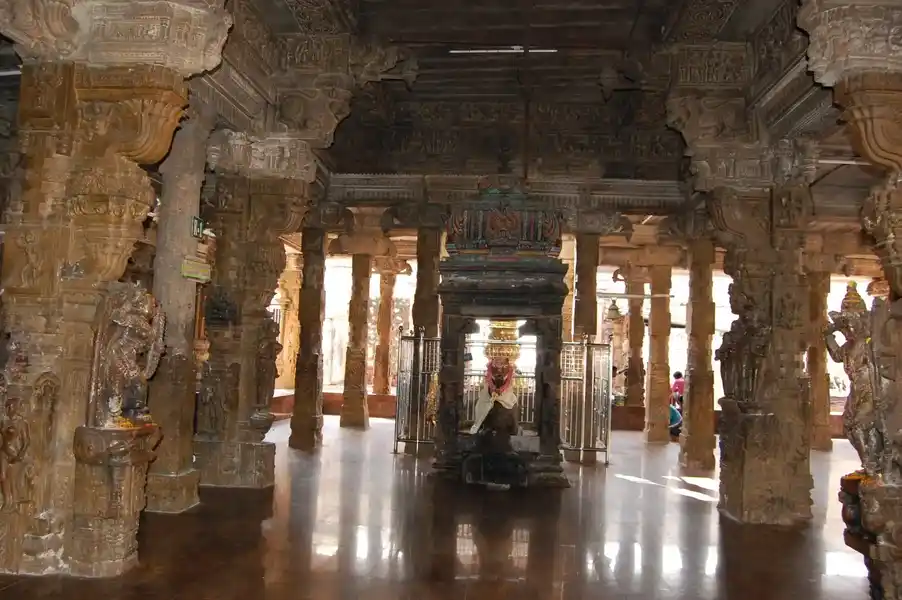 Arulmigu Arthanareeswarar Temple, Hill Temple, Tiruchengode - 637211 அருள்மிகு அர்த்தநாரீசுவரர் திருக்கோயில், மலைக்கோயில், திருச்செங்கோடு - 637211, Namakkal - Ancient Temple Architecture and History Image 2