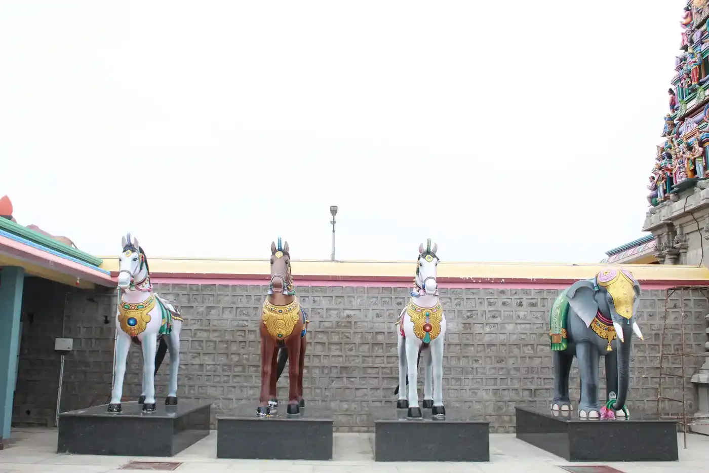 Arulmigu Athanuraman Kuppayannaswamy Temple, Kodumudi Road, Muthur - 638105 அருள்மிகு அத்தனூரம்மன் குப்பயண்ணசுவாமி திருக்கோயில், கொடுமுடி ரோடு, Muthur - 638105, Tiruppur - Ancient Temple Architecture and History Image 2