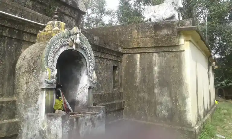 Arulmigu Avudaiyar Temple, Melakudiyiruppu - 612802 அருள்மிகு ஆலீஸ்வரர் திருக்கோயில், மேலக்குடியிருப்பு - 612802, Ariyalur - Ancient Temple Architecture and History Image 6