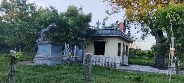 Arulmigu Ayyanar Temple, Ilanthoppu - 609201 அருள்மிகு அய்யனார் திருக்கோயில்,  - 609201, Mayiladuthurai - Ancient Temple Architecture and History Image 3