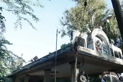 Arulmigu Ayyanar Temple, Kadalangudi, Kadalangudi - 609801 அருள்மிகு அய்யனார் திருக்கோயில், கடலங்குடி - 609801, Mayiladuthurai - Ancient Temple Architecture and History Image 2