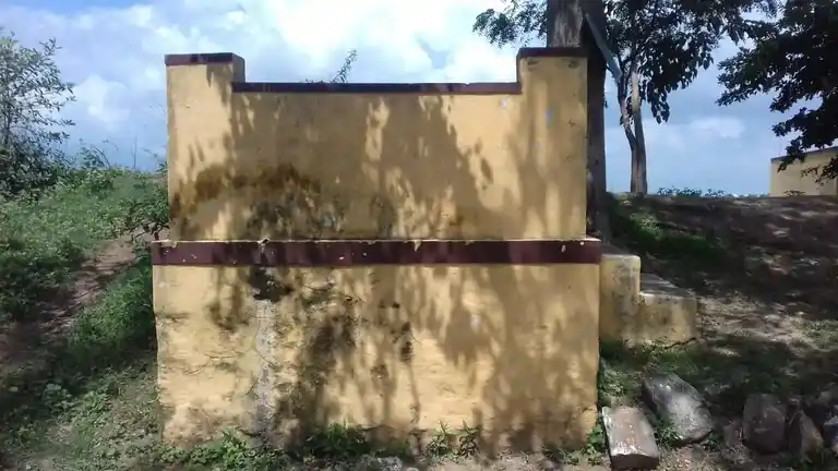 Arulmigu Ayyanar Temple, Near Kanmaikarai, Kilavikulam - 626139 அருள்மிகு அய்யனார் திருக்கோயில், கண்மாய்க்கரை அருகில், கிழவிகுளம் - 626139, Virudhunagar - Ancient Temple Architecture and History Image 4