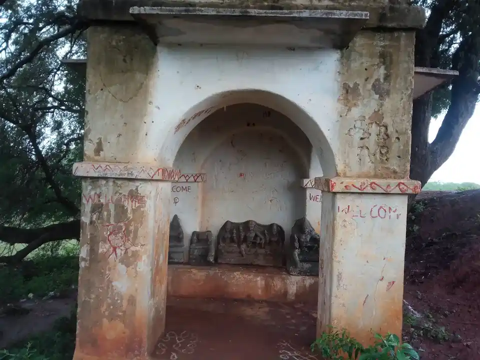 Arulmigu Ayyanar Temple, Solankuruni - 625022 அய்யனார் கோயில், Solankuruni - 625022, Madurai - Ancient Temple Architecture and History Image 2
