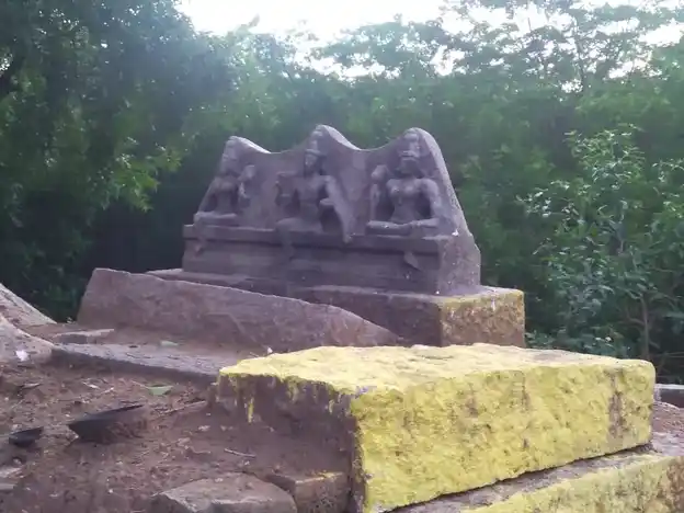 Arulmigu Ayyanar Temple, V. Elavankulam - 625501 அருள்மிகு அய்யனார் திருக்கோயில், வ. இளவன்குளம் - 625501, Madurai - Ancient Temple Architecture and History Image 2