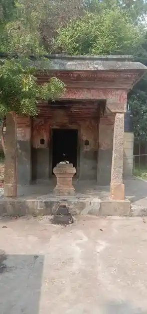 Arulmigu Ayyanar, Vazhikaraiyan And Ladasanyasi Temple, Vazhuvoor - 609401 Arulmigu Ayyanar, Vazhikaraiyan And Ladasanyasi Temple, Vazhuvur - 609401, Mayiladuthurai - Ancient Temple Architecture and History Image 3