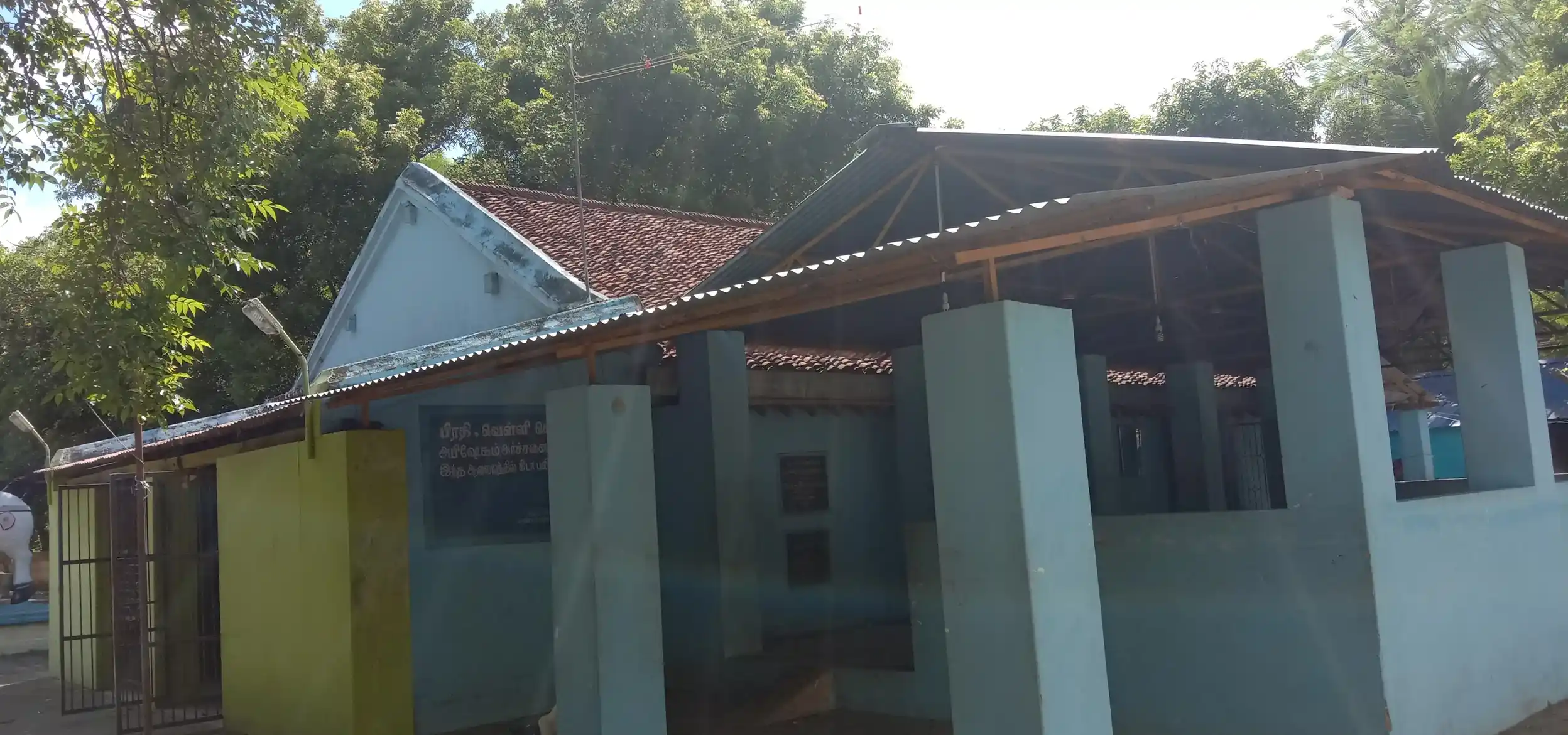 Arulmigu Ayyanar, Vazhikaraiyan And Ladasanyasi Temple, Vazhuvoor - 609401 Arulmigu Ayyanar, Vazhikaraiyan And Ladasanyasi Temple, Vazhuvur - 609401, Mayiladuthurai - Ancient Temple Architecture and History Image 4