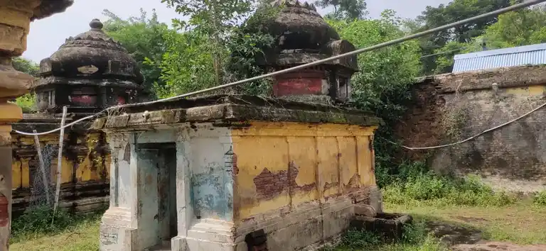 Arulmigu Azhagiyanatha Swamy Temple, Chozhampettai - 609003 Arulmigu Azhagiyanatha Swamy Temple, Chozhampettai - 609003, Mayiladuthurai - Ancient Temple Architecture and History Image 2