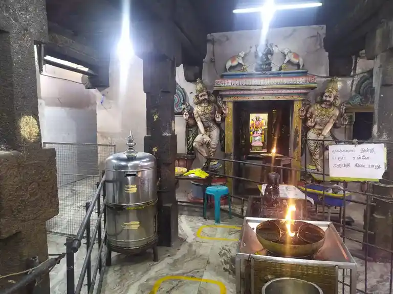 Arulmigu Bairavanathaswamy Temple, Near Rock Fort, Thiruchirappalli - 620008 அருள்மிகு பைரவநாதசுவாமி திருக்கோயில், Near Rock Fort, Thiruchirappalli - 620008, Thiruchirappalli - Ancient Temple Architecture and History Image 3