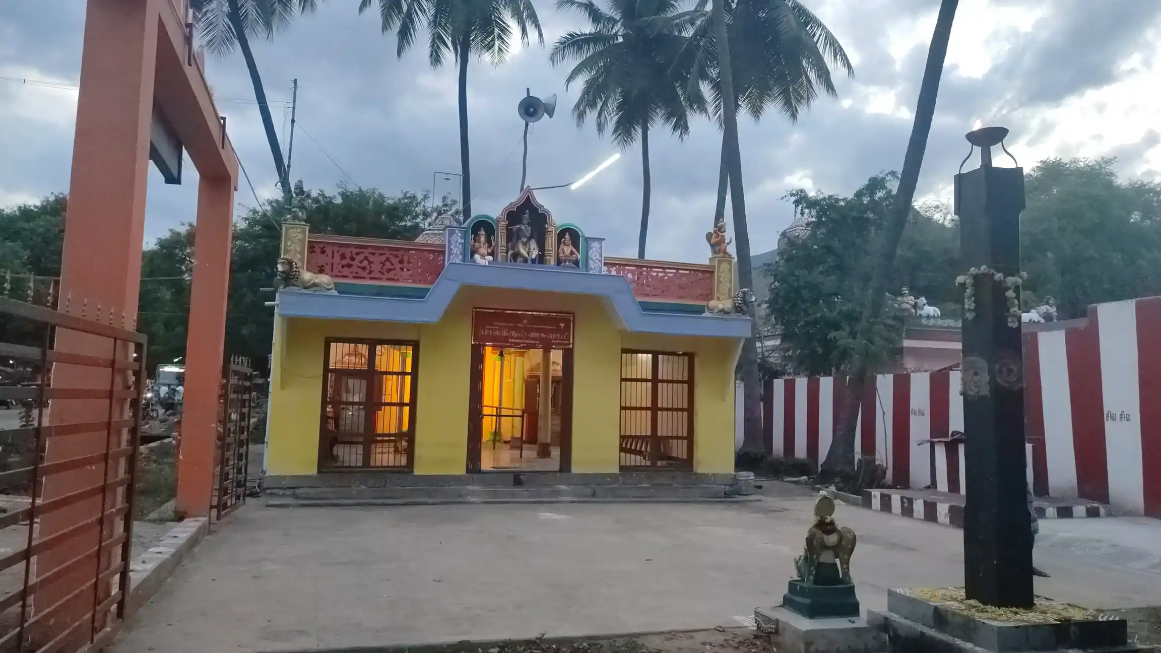 Arulmigu Balakrishnaswamy Temple, Thevathanapatti - 625602 அருள்மிகு பாலகிருஷ்ணசாமி திருக்கோயில், Thevathanapatti - 625602, Theni - Ancient Temple Architecture and History Image 4