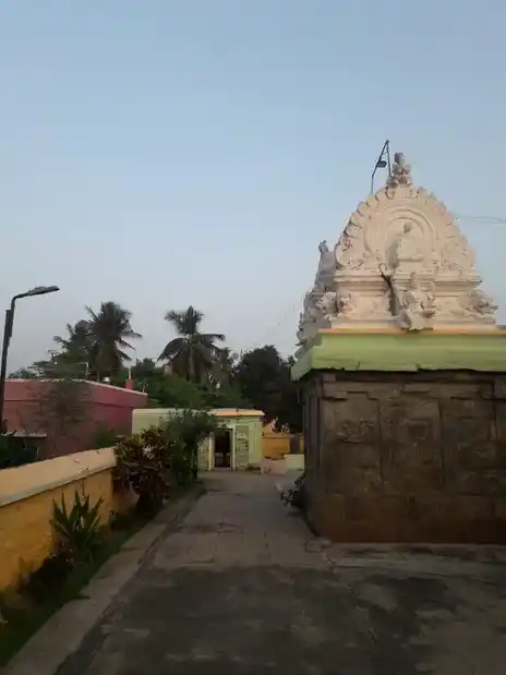 Arulmigu Balavilvanatheeshwarar Temple, Sikarajapuram - 632515 அருள்மிகு பாலவில்வநாதீஸ்வரர் திருக்கோயில், சீக்கராஜபுரம் - 632515, Ranipet - Ancient Temple Architecture and History Image 3