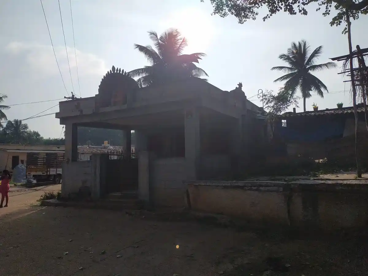 Arulmigu Basuveswarar Swamy Temple, Odayandahalli - 635116 Temple