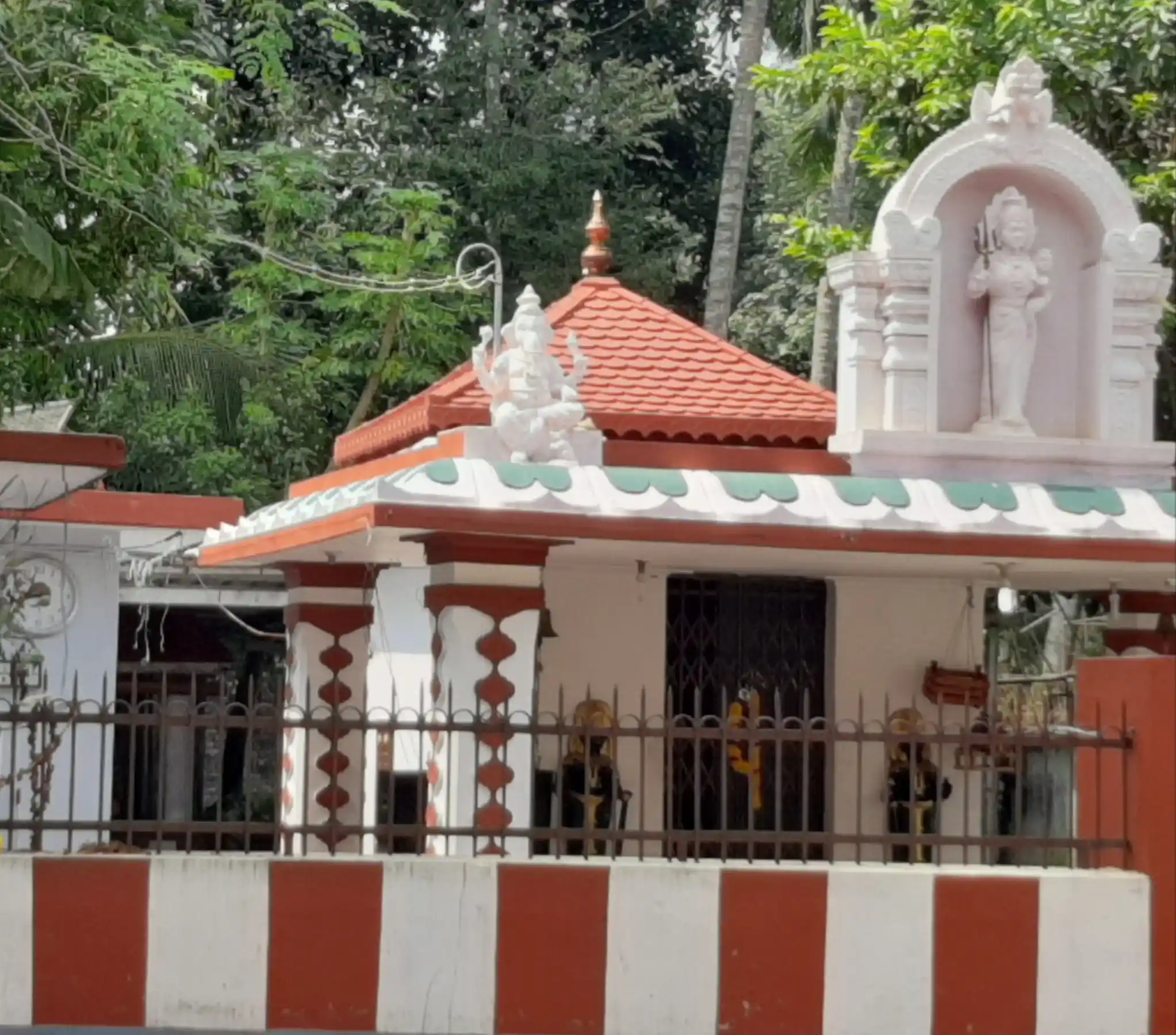 Arulmigu Bhagavathiyamman Temple, Kuzhithurai, Vanniyoor - 629162 அருள்மிகு பகவதியம்மன் திருக்கோயில், Kuzhithurai, Vanniyoor - 629162, Kanyakumari - Ancient Temple Architecture and History Image 2