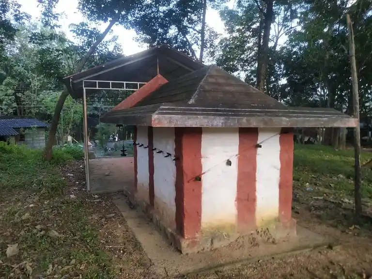 Arulmigu Bhatharakaliyamman Temple, Thiruparapu, Kaliyal - 629101 அருள்மிகு பத்ரகாளியம்மன் திருக்கோயில், Thiruparapu, Kaliyal - 629101, Kanyakumari - Ancient Temple Architecture and History Image 2