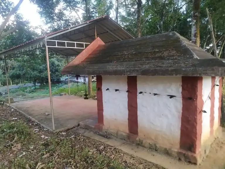 Arulmigu Bhatharakaliyamman Temple, Thiruparapu, Kaliyal - 629101 அருள்மிகு பத்ரகாளியம்மன் திருக்கோயில், Thiruparapu, Kaliyal - 629101, Kanyakumari - Ancient Temple Architecture and History Image 4