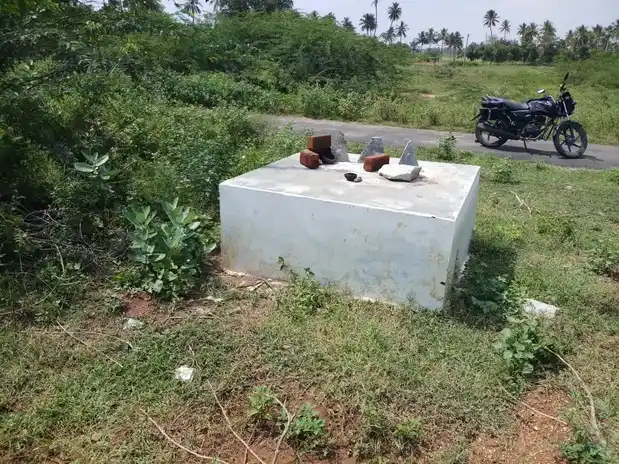 Arulmigu Bhomakamman Malai Temple, Velvarkottai - 624802 அருள்மிகு பொம்மக்கம்மன் மாலைக்கோயில், வேல்வார்கோட்டை, வேடசந்துhர் வட்டம் கோயில், வேல்வார்கோட்டை - 624802, Dindigul - Ancient Temple Architecture and History Image 4