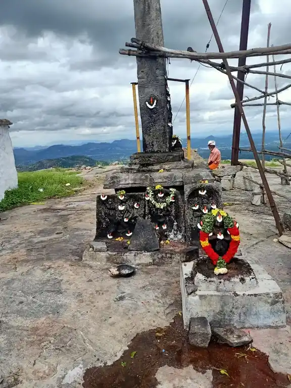 Arulmigu Bolumalai Dhimmarayaswamy Temple, Bolumalai, Moramadugu - 635122 அருள்மிகு போளுமலை திம்மராயசுவாமி திருக்கோயில், போளுமலை - 635122, Krishnagiri - Ancient Temple Architecture and History Image 2