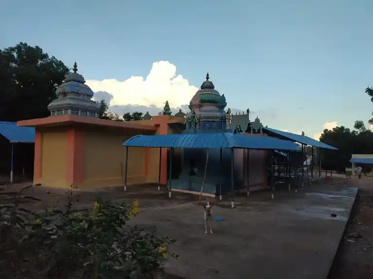 Arulmigu Boomi Devi Sri Nila Devi Lakshmi Naryanaperumal Temple, Thalamalai Adivaram, Anjalam - 621208 Arulmigu. Boomi devi Sri nila devi lakshmi naryanaperumal temple, Thalamalai Adivaram, Anjalam - 621208, Thiruchirappalli - Ancient Temple Architecture and History Image 3