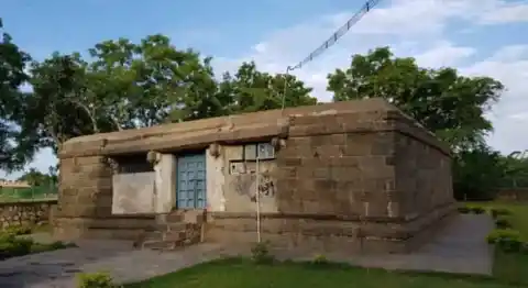Arulmigu Chendraswamy And Someswaraswamy Temple, Adhiyamankottai - 636807 அருள்மிகு சென்றாயசுவாமி திருக்கோயில், அதியமான்கோட்டை - 636807, Dharmapuri - Ancient Temple Architecture and History Image 3