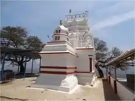 Arulmigu Chenna Kesava Perumal Temple, Mankundru Malai, Perampattu - 635652 அருள்மிகு சென்ன கேசவ பெருமாள் திருக்கோயில், மண்குன்று மலை, பேராம்பட்டு - 635652, Thirupathur - Ancient Temple Architecture and History Image 3