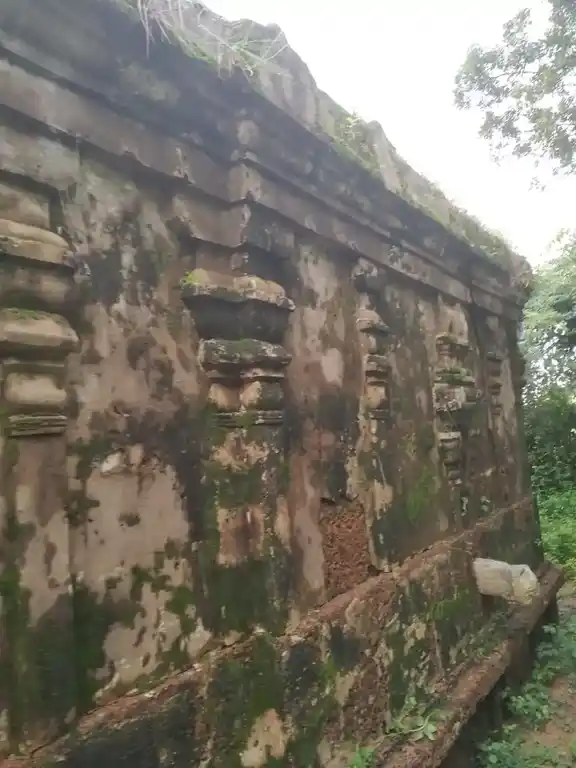 Arulmigu Chennakesavaperumal Temple, Near Street, Manallur - 631210 அருள்மிகு சென்னை கேசவபெருமாள் திருக்கோயில், -, Manallur - 631210, Tiruvallur - Ancient Temple Architecture and History Image 2