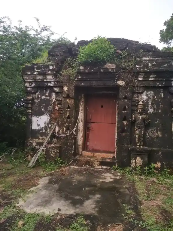 Arulmigu Chennakesavaperumal Temple, Near Street, Manallur - 631210 அருள்மிகு சென்னை கேசவபெருமாள் திருக்கோயில், -, Manallur - 631210, Tiruvallur - Ancient Temple Architecture and History Image 3
