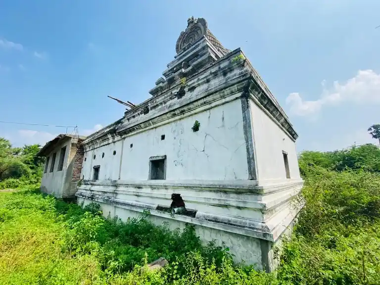 Arulmigu Chennakesvaperumal Temple, Near Water Tank, Avur - 601204 அருள்மிகு சென்னகேசவப் பெருமாள் திருக்கோயில், Near Water Tank, Avur - 601204, Tiruvallur - Ancient Temple Architecture and History Image 5
