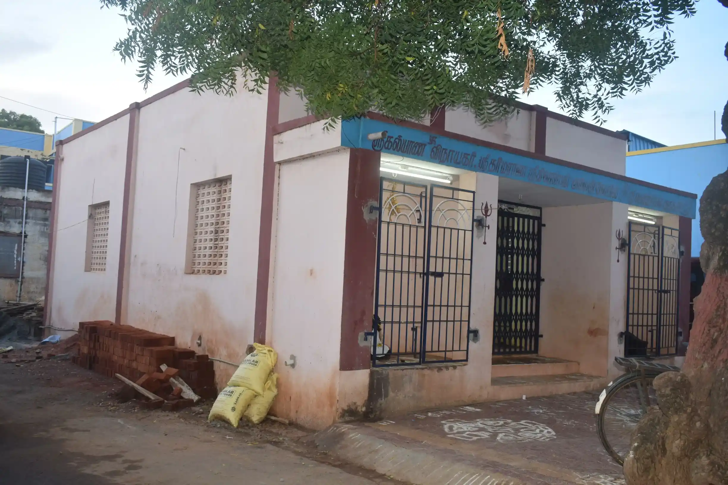 Arulmigu Dharmaraja Throupathiyamman Temple, Mela Kalangal - 627854