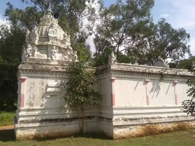 Arulmigu Dharmarajar and Throwpathiamman Temple, Kurisilapattu - 635702 அருள்மிகு தர்மராஜர் மற்றும் திரௌபதியம்மன் திருக்கோயில், குரிசிலாப்பட்டு - 635702, Thirupathur - Ancient Temple Architecture and History Image 4